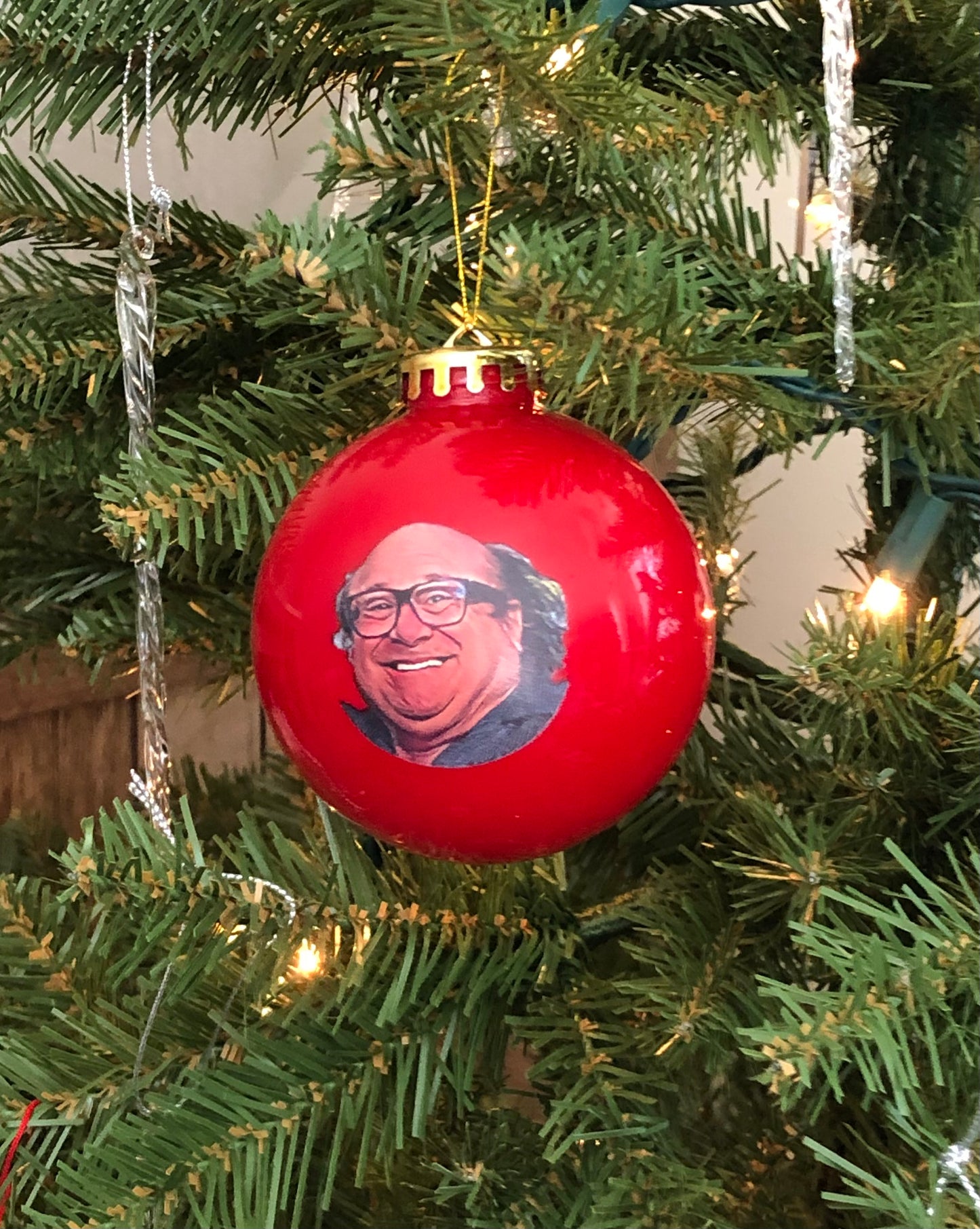 Tree Treasures Danny Devito Christmas Ball Ornament, Frank Reynolds Always Sunny Christmas Ornament for Tree 3 1/4 in Diameter, Red with Gold Hanging Loop Stocking Stuffer Funny