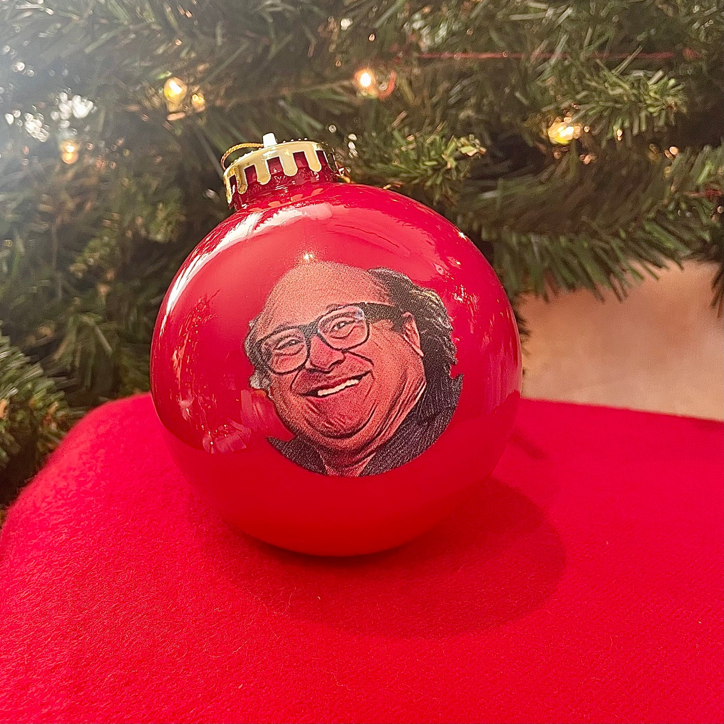 Tree Treasures Danny Devito Christmas Ball Ornament, Frank Reynolds Always Sunny Christmas Ornament for Tree 3 1/4 in Diameter, Red with Gold Hanging Loop Stocking Stuffer Funny